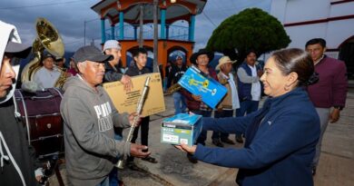 Banda del Barrio de San Sebastián Betaza cristaliza un sueño; recibe instrumentos musicales de manos de Salomón Jara