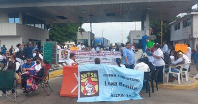 En Oaxaca sindicalizados del sector salud bloquean casetas y carreteras