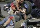 Motociclista se estrella con camioneta, queda con lesiones graves no portaba casco