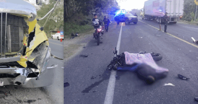 Muere joven al chocar su moto contra tracto camión