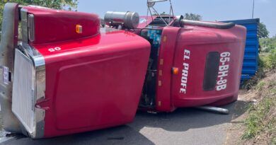 Vuelca tráiler y golpean a conductor