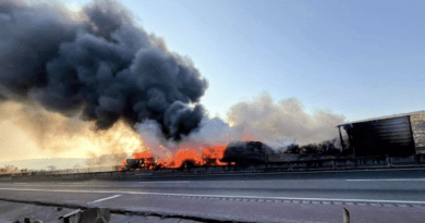 Incendio de tres vehículos moviliza cuerpos de emergencia