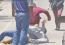 Fueron de las palabras a los golpes en segundos; los graban sin intervenir (+Video)