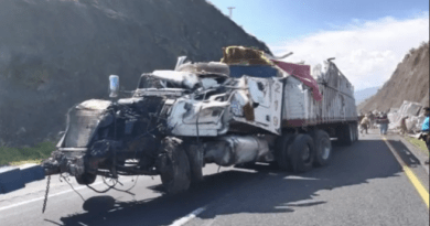 Chofer queda atrapado en aparatoso accidente