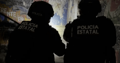Tras cateo, hallan armas y un millón de pesos en anexo; cae sujeto buscado por fraude