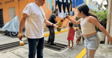 Apoya Lalo Ximénez, junto con su familia, jornada de tequio en Barrio Abajo