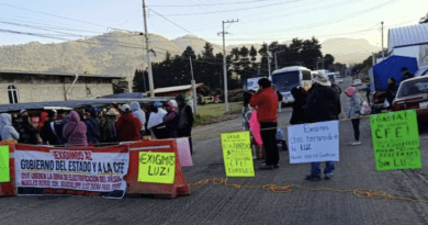 Se registra bloqueo en la carretera federal Tlaxiaco-Oaxaca; pobladores exigen a CFE conectar red eléctrica