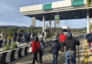 Pobladores endurecen protesta en caseta de Huitzo; exigen solución a contaminación causada por Capufe