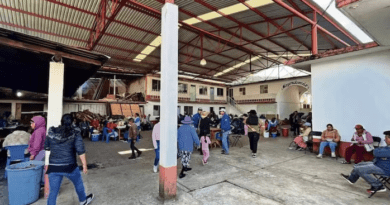 Desplazados cumplen un año de vivir en una azotea del Palacio Municipal de Yosondúa, Oaxaca