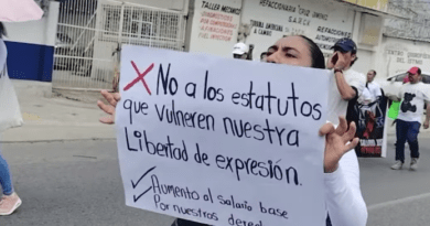 Trabajadores del Hospital General de Salina Cruz marchan para exigir el abasto de medicamentos e insumos