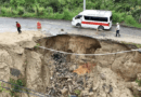 Lluvias dejan afectaciones y socavones en carreteras de Oaxaca