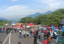 Comunidades mixes y zapotecas bloquean la carretera Transístmica; demandan mantenimiento a la red eléctrica y a sus caminos