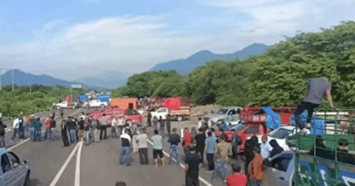 Comunidades mixes y zapotecas bloquean la carretera Transístmica; demandan mantenimiento a la red eléctrica y a sus caminos