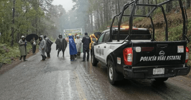 Bloquean carretera federal 175; Exigen entrega de recursos municipales, No hay paso a Oaxaca