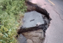 Cierran carretera por socavón; habilitan ruta alterna